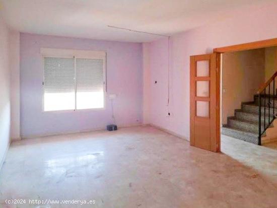 Bonita vivienda adosada con patio y garaje, situada en la entrada de Chauchina. - GRANADA