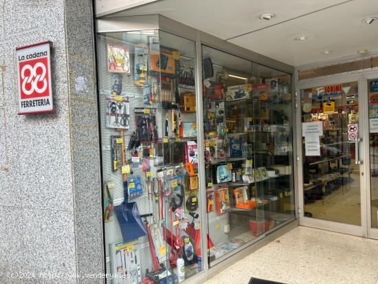 Gran local comercial en Badalona de 225 m2 en venta o traspaso de ferretería por jubilación. - BAR