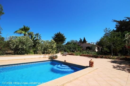 Casa con piscina rodeada de un fabuloso jardín - BALEARES