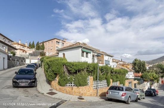 Fantástica pareada haciendo esquina en Cenes de la Vega. - GRANADA