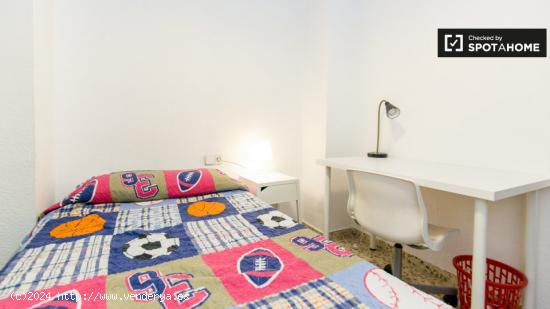 Habitación amueblada con amplio espacio de almacenamiento en un apartamento de 5 dormitorios, Ronda