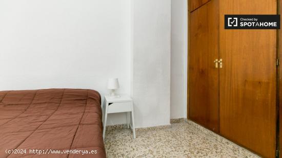 Habitación decorada con estanterías en un apartamento de 5 dormitorios, Ronda - GRANADA