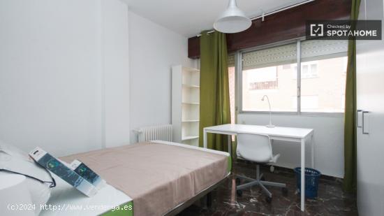 Habitación amueblada con amplio espacio de almacenamiento en piso compartido, Ronda - GRANADA