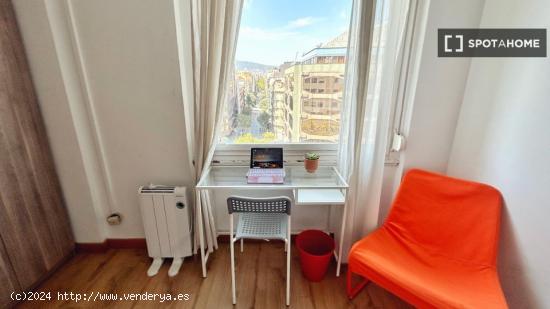 Habitación amueblada con ventana con vista a la calle en piso compartido, El Born - BARCELONA