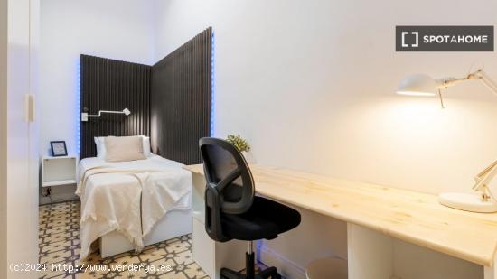 Acogedora habitación con amplio espacio de almacenamiento en piso compartido, Eixample. - BARCELONA