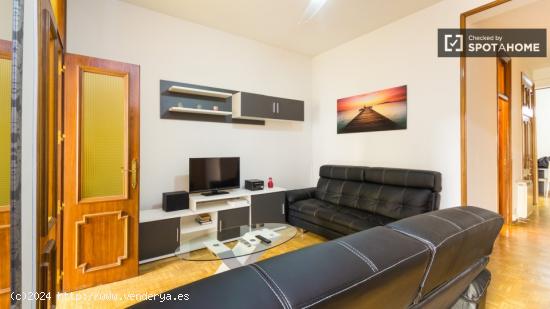 Enorme habitación con ventana con vistas a la calle en piso compartido, Puerta del Sol - MADRID