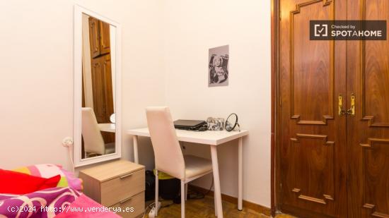 Acogedora habitación con escritorio en piso compartido, Puerta del Sol - MADRID