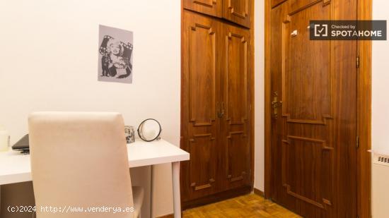 Acogedora habitación con escritorio en piso compartido, Puerta del Sol - MADRID