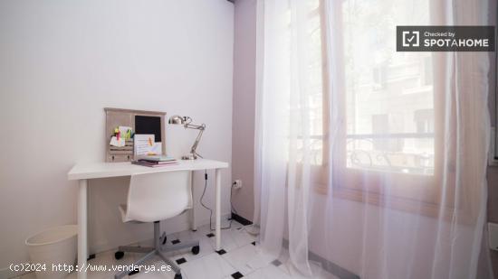 Habitación enorme con ventana y vistas a la calle en piso compartido, Eixample - VALENCIA