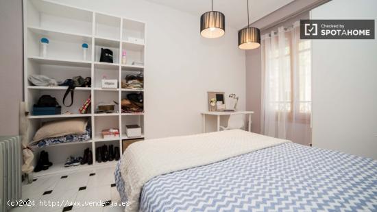 Habitación enorme con ventana y vistas a la calle en piso compartido, Eixample - VALENCIA