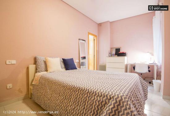  Amplia habitación con escritorio en piso compartido, Eixample - VALENCIA 