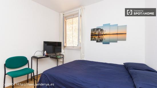 Elegante habitación con escritorio en piso compartido en Malasaña _ - MADRID