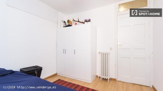 Elegante habitación con escritorio en piso compartido en Malasaña _ - MADRID