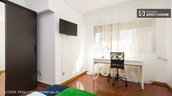 Habitación cálida con calefacción en apartamento de 5 dormitorios, Ciudad Universitaria. - MADRID