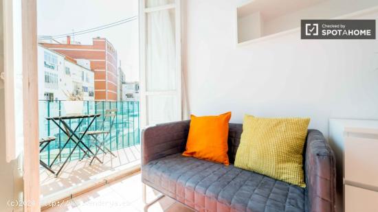 Se alquila habitación con patio interior con vista a la ventana en piso compartido, Eixample - VALE