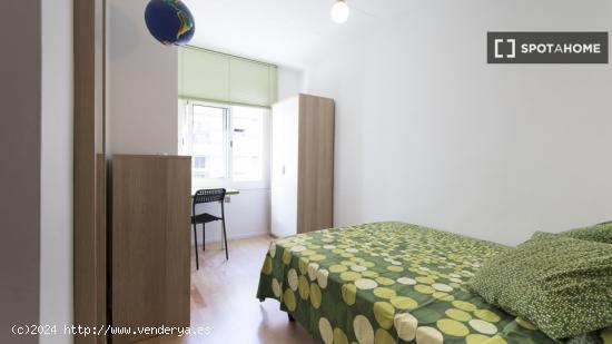 Habitación amueblada con estantería en un apartamento de 4 dormitorios, El Raval - BARCELONA