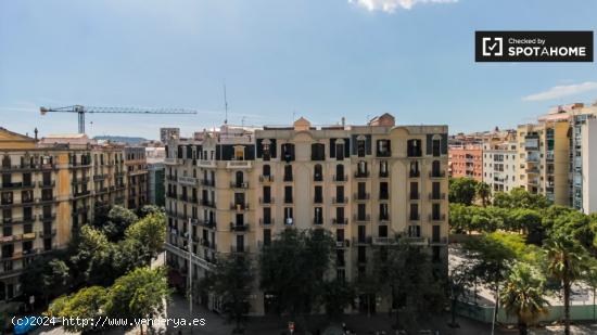 Habitación decorada con cama doble en alquiler en el Eixample - BARCELONA