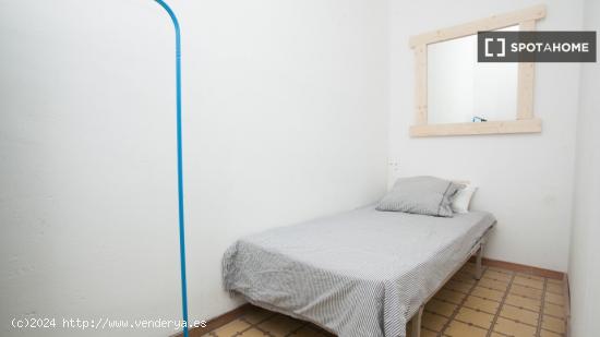 Acogedora habitación con cama individual en alquiler en Eixample - BARCELONA