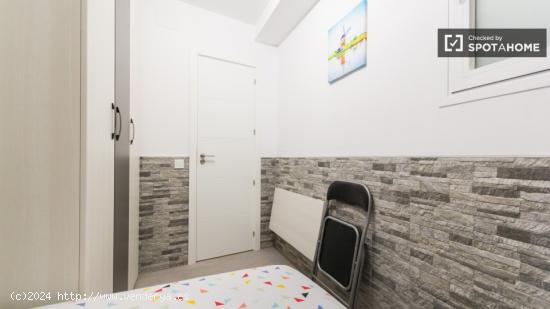 Habitación moderna con llave independiente en apartamento de 4 dormitorios, Acacias - MADRID