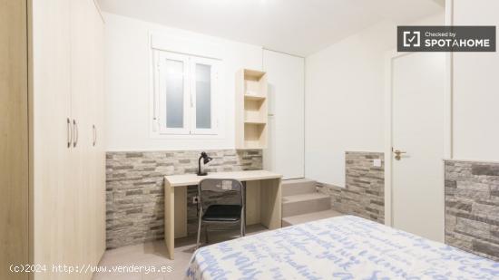 Habitación equipada con escritorio en apartamento de 4 dormitorios, Acacias - MADRID