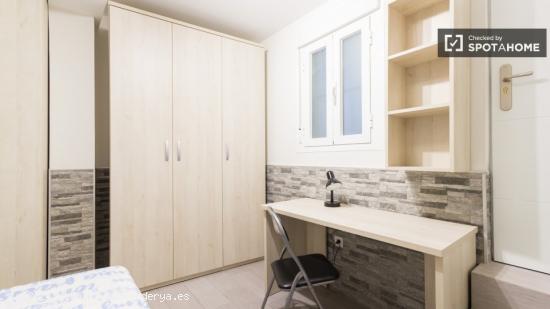 Habitación equipada con escritorio en apartamento de 4 dormitorios, Acacias - MADRID