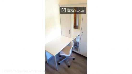 Dormitorio con armario independiente en piso compartido, Sant Andreu - BARCELONA