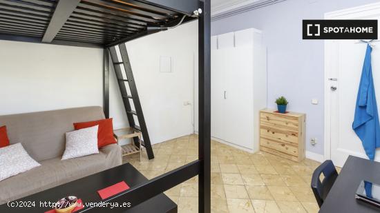 Las parejas son bienvenidas en una habitación exterior en el apartamento de 5 dormitorios, Eixample