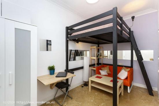 Habitación acogedora con armario independiente en el apartamento de 5 dormitorios, Eixample - BARCE