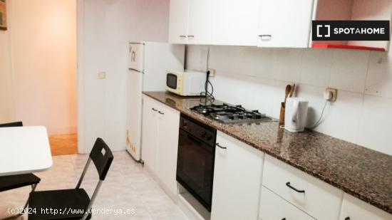 Habitación acogedora con armario independiente en el apartamento de 5 dormitorios, Eixample - BARCE