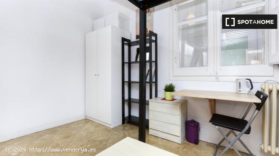 Cómoda habitación con escritorio en un apartamento de 5 dormitorios, Eixample - BARCELONA