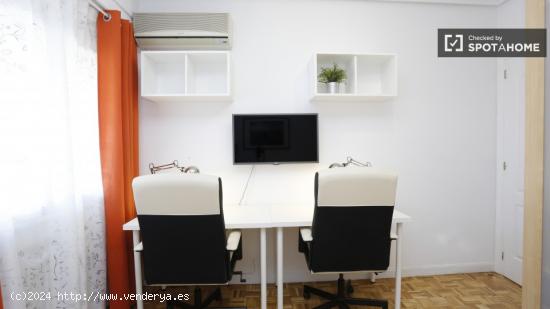 Habitación íntima con escritorio en el apartamento de 5 dormitorios, Retiro. - MADRID