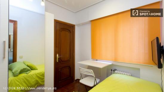 Vivienda con armario independiente en el apartamento de 5 dormitorios, Retiro - MADRID