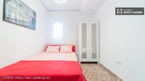 Habitación interior con armario independiente en el piso compartido, Jesús - VALENCIA