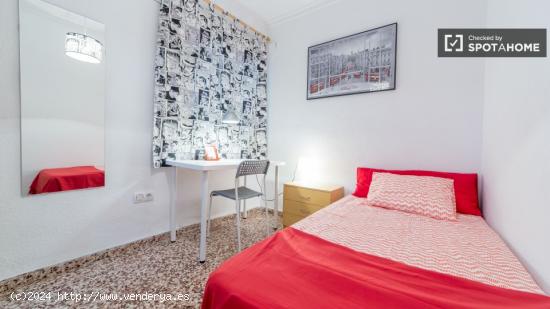 Habitación acogedora con armario independiente en el apartamento compartido, Jesús - VALENCIA