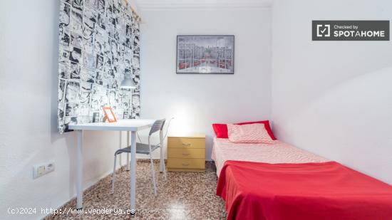 Habitación acogedora con armario independiente en el apartamento compartido, Jesús - VALENCIA