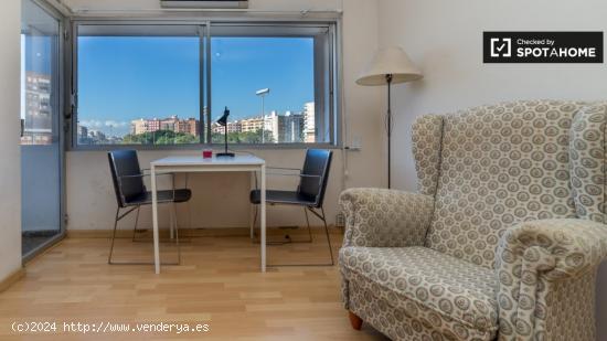 Se alquila habitación con escritorio en el apartamento de 5 dormitorios, La Saïdia. - VALENCIA