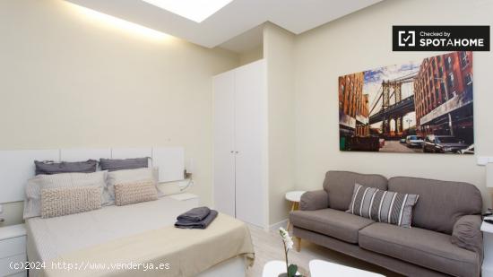 Moderno estudio de 45 m2 con aire acondicionado y patio en alquiler en Almagro y Trafalgar - MADRID