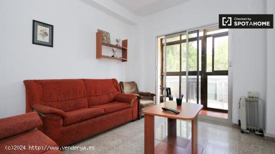 Relajante habitación con ventana con vista al patio interior en departamento compartido, Los Pajari