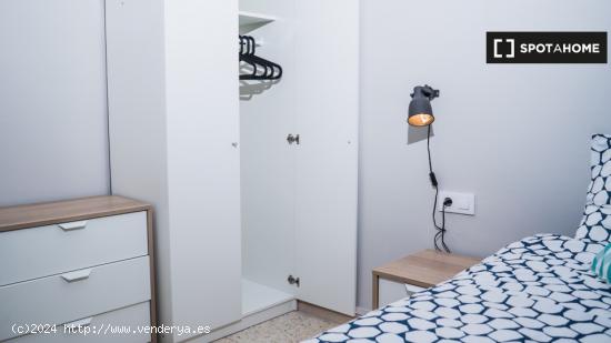 Se alquila habitación en piso en Eixample Dreta, Barcelona - BARCELONA