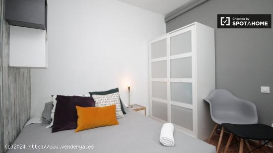 Gran habitación con llave independiente en piso compartido, Eixample - BARCELONA