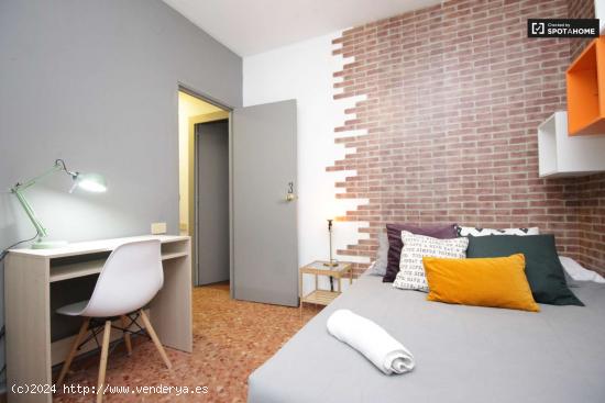 Se alquila habitación con armario independiente en piso compartido, Eixample - BARCELONA