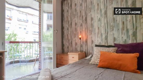 Se alquila habitación con balcón en piso compartido, Eixample - BARCELONA