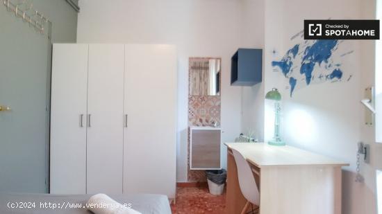 Se alquila habitación con balcón en piso compartido, Eixample - BARCELONA