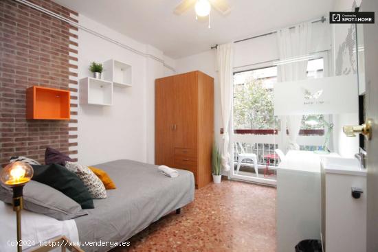 Gran habitación con llave independiente en piso compartido, Eixample - BARCELONA