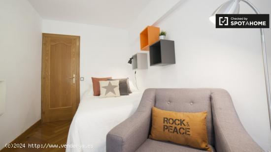 Habitación moderna en apartamento de 4 dormitorios en Poblenou. - BARCELONA