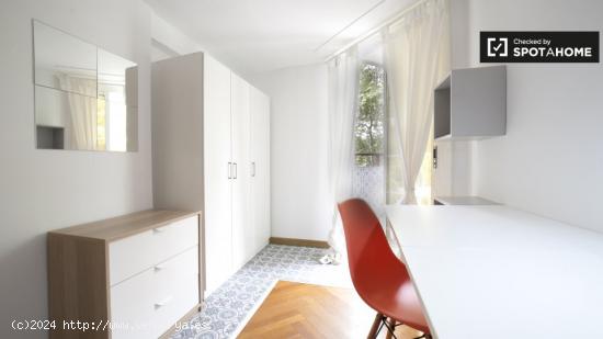 Habitación moderna en apartamento de 4 dormitorios en Poblenou. - BARCELONA