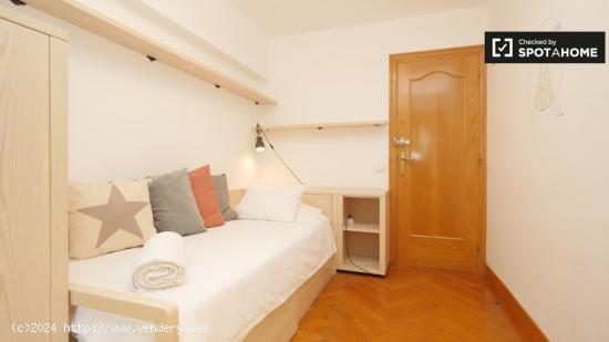 Hermosa habitación en apartamento de 4 dormitorios en Poblenou - BARCELONA