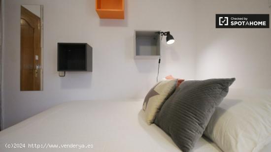 Habitación animada en apartamento de 4 dormitorios en Poblenou. - BARCELONA