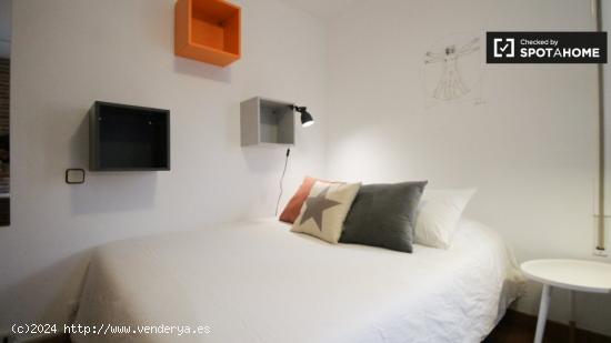 Habitación animada en apartamento de 4 dormitorios en Poblenou. - BARCELONA