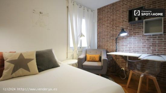 Habitación animada en apartamento de 4 dormitorios en Poblenou. - BARCELONA